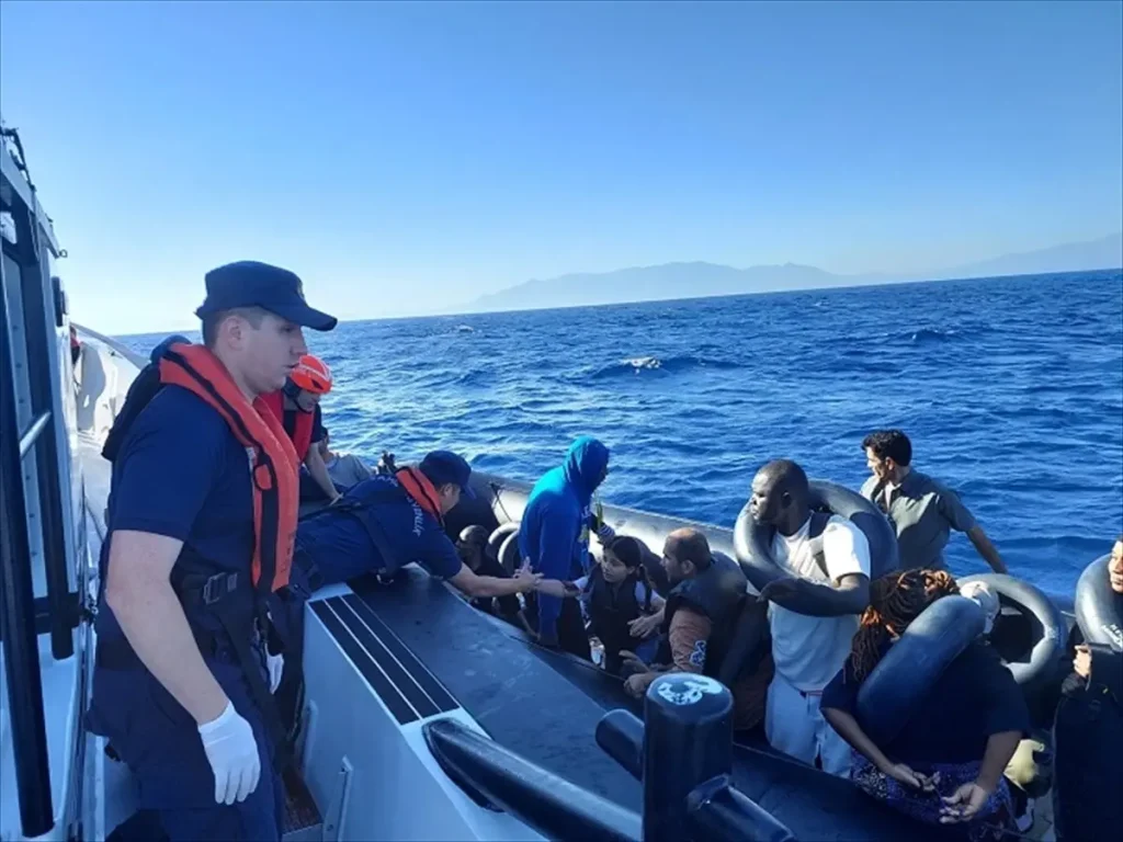 İzmir Açıklarında Düzensiz Göçmen Operasyonları