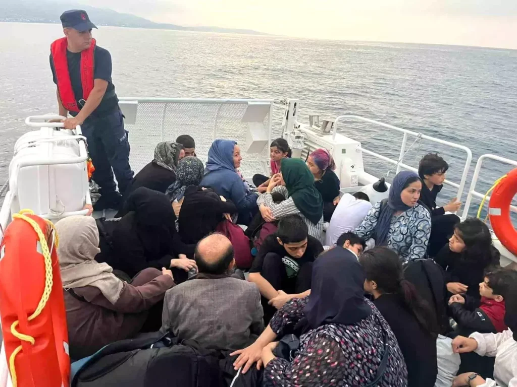 İzmir Açıklarında 81 Düzensiz Göçmen Yakalandı