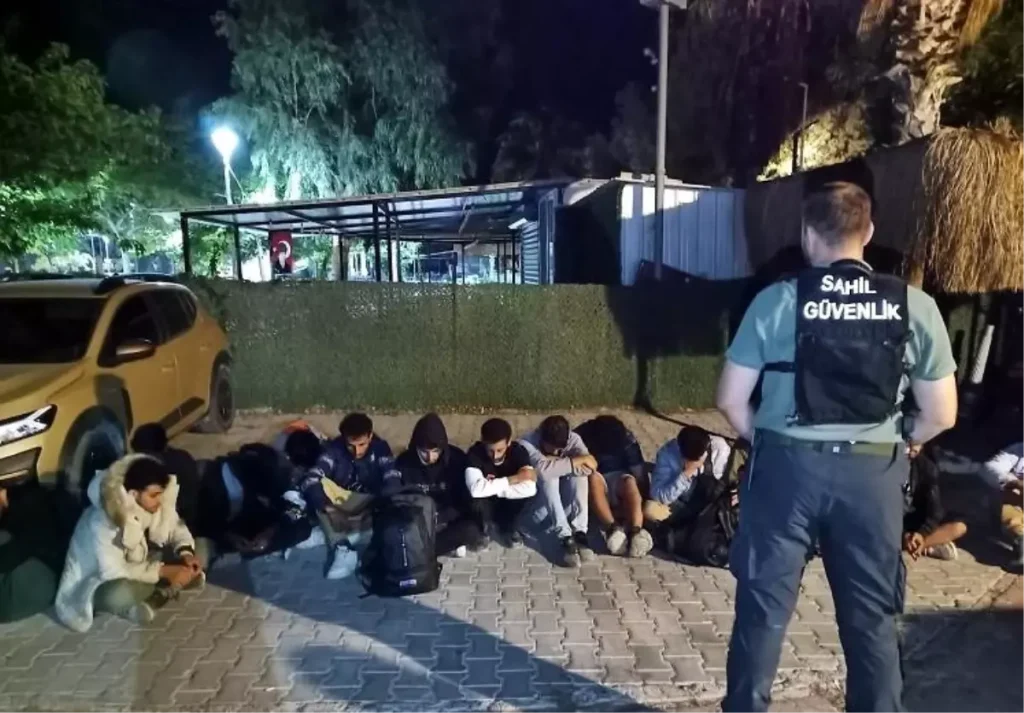 İzmir’de Sahil Güvenlik Ekiplerinden Düzensiz Göçmen Operasyonu