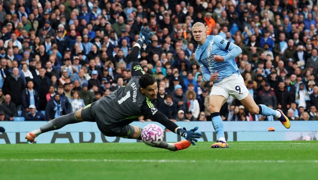 Altay Bayındır oynadı; Manchester United, Manchester City’e farklı yenildi