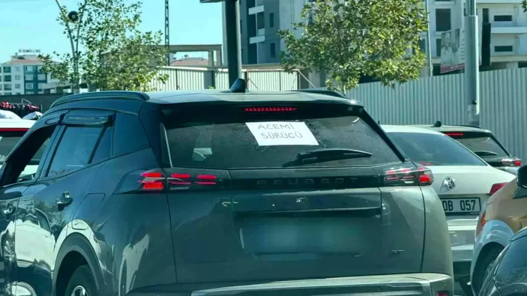 “Diyarbakır’da Kadın Sürücü ‘Acemi Sürücü’ Yazısıyla Dikkat Çekti”