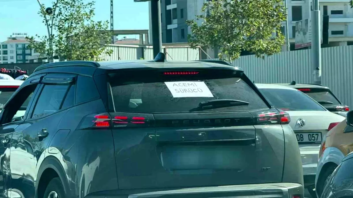 “Diyarbakır’da Kadın Sürücü ‘Acemi Sürücü’ Yazısıyla Dikkat Çekti”