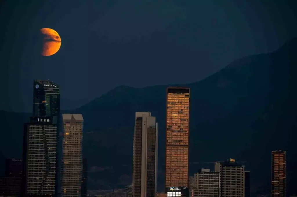 Kanlı Ay Tutulması İzmir’de Gözlemlendi