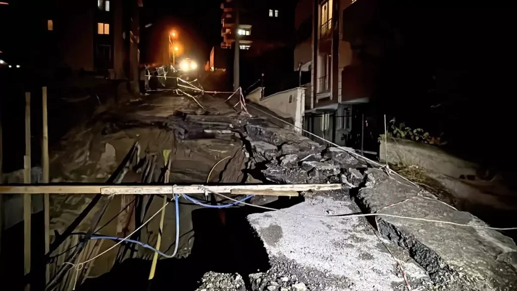 Karabük’te İnşaat Sahası Yanındaki Yol Çöktü