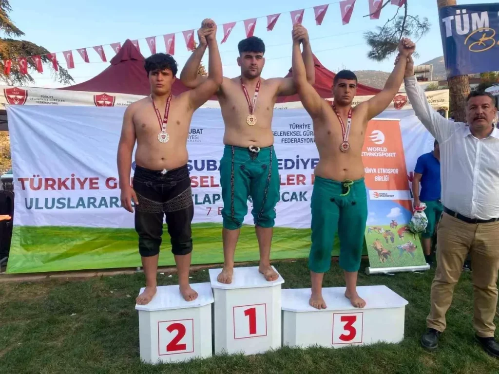 Erzincanlı Sporcular Karakucak Güreşlerinde Başarıyla Döndü