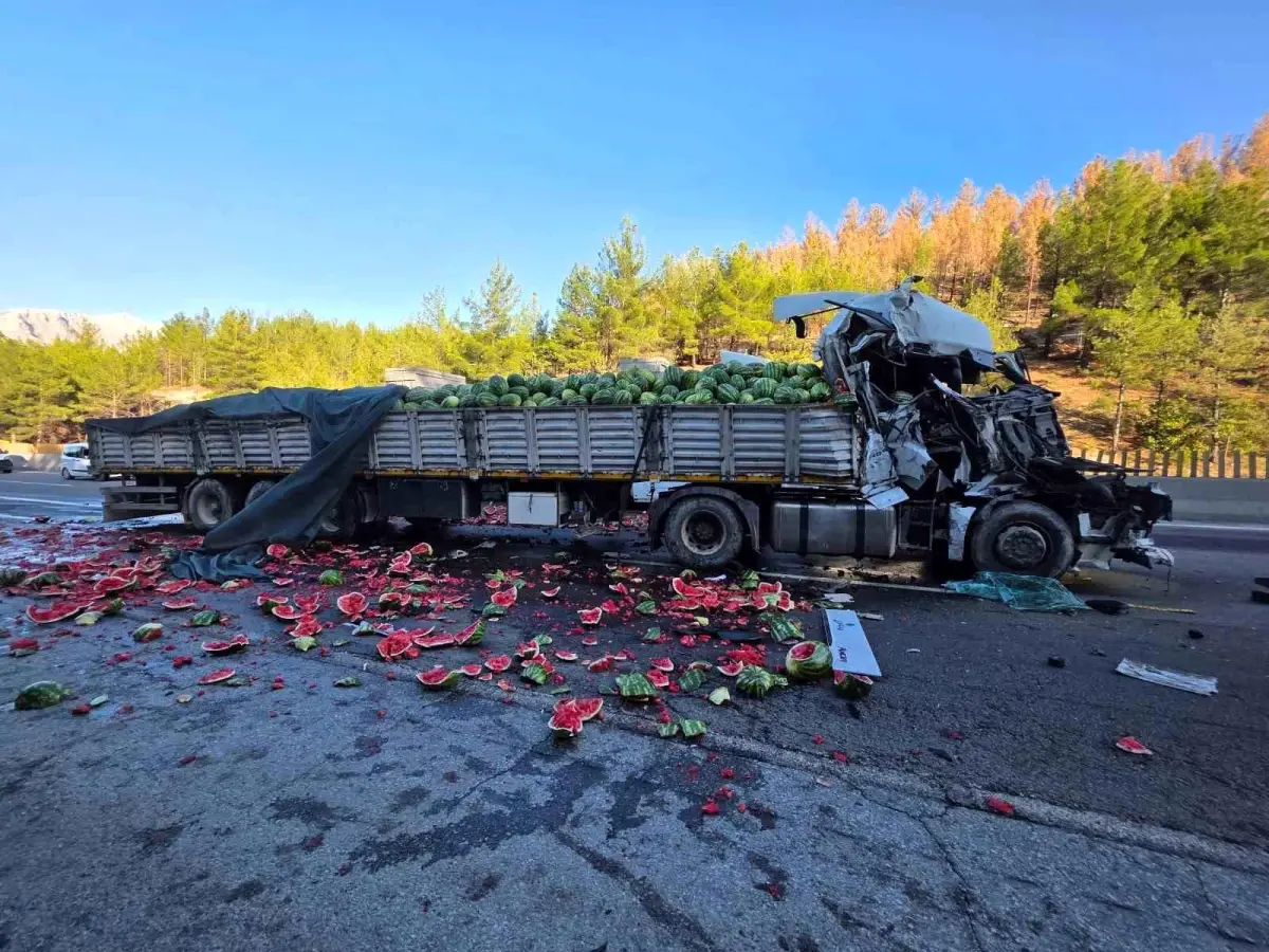 “Karpuz Yüklü Tır Otoyolda Devrildi: Trafiğe Aksamalar”