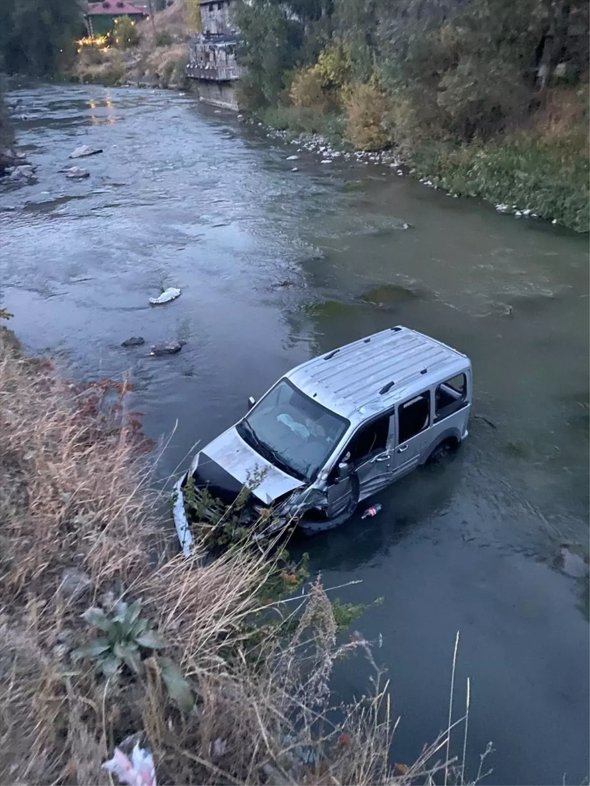 Kars Çayı’na Düşen Araç Sürücüsü Ekiplerce Kurtarıldı