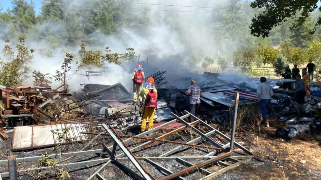 Denizli’de Kaynak Makinesinden Fışkıyan Kıvılcım Yangına Neden Oldu