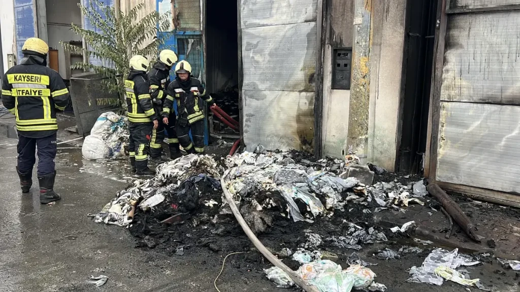 Kayseri’de Tekstil Atıkları Yangını: 3 İş Yeri Zarar Gördü