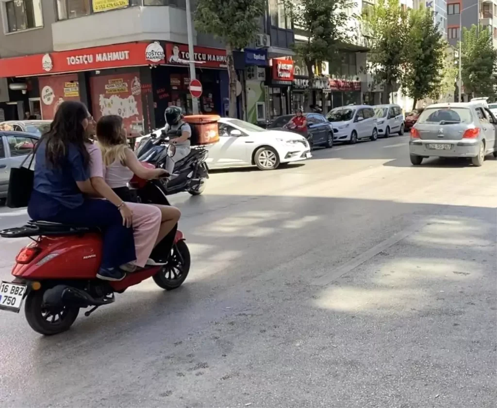 “Motosiklette Üç Kadın: Trafiği Tehlike Eşliğinde Eğlence”