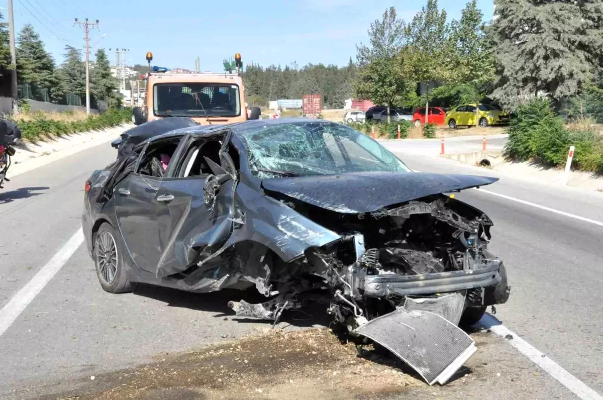 Edirne’de Kontrolden Çıkan Otomobil Kanalın Beton Yükseltisine Çarptı