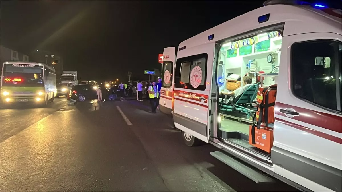 Kocaeli’de İki Otomobil Çarpıştı: 4 Kişi Yaralandı