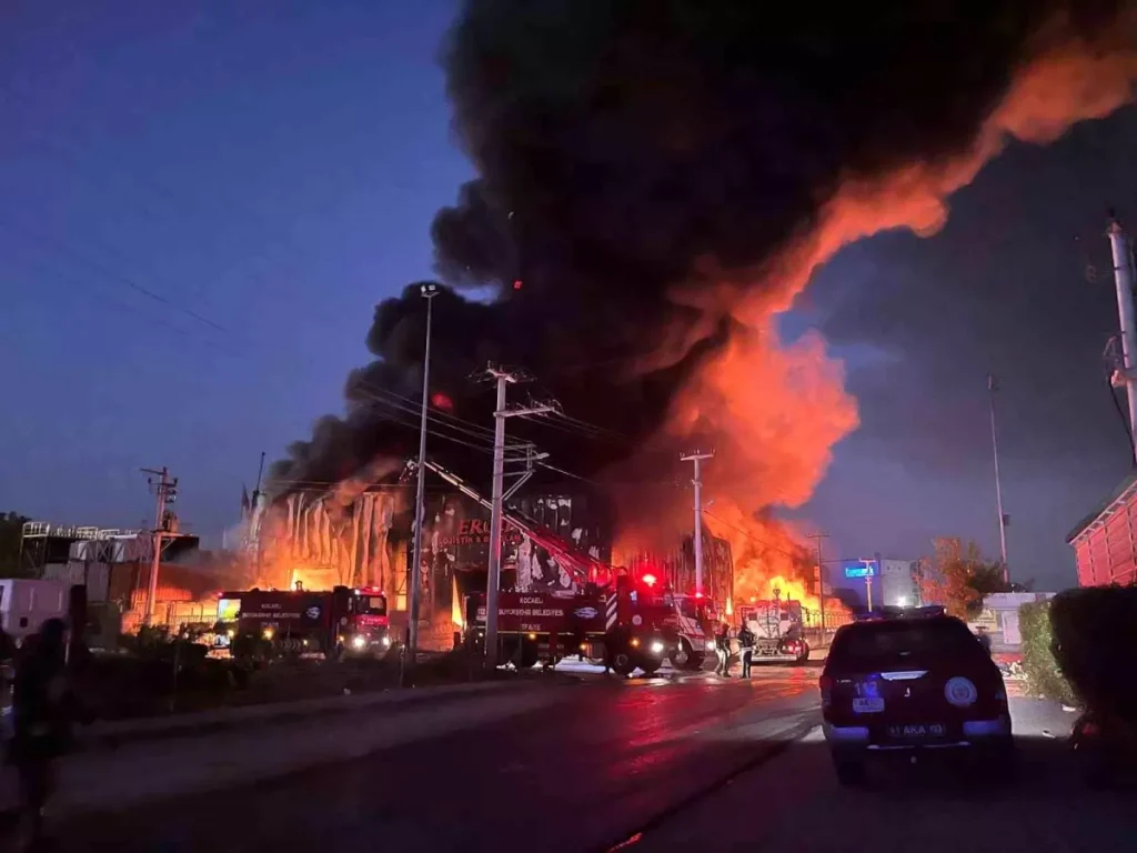 Kocaeli’de Lojistik Depo Yangını