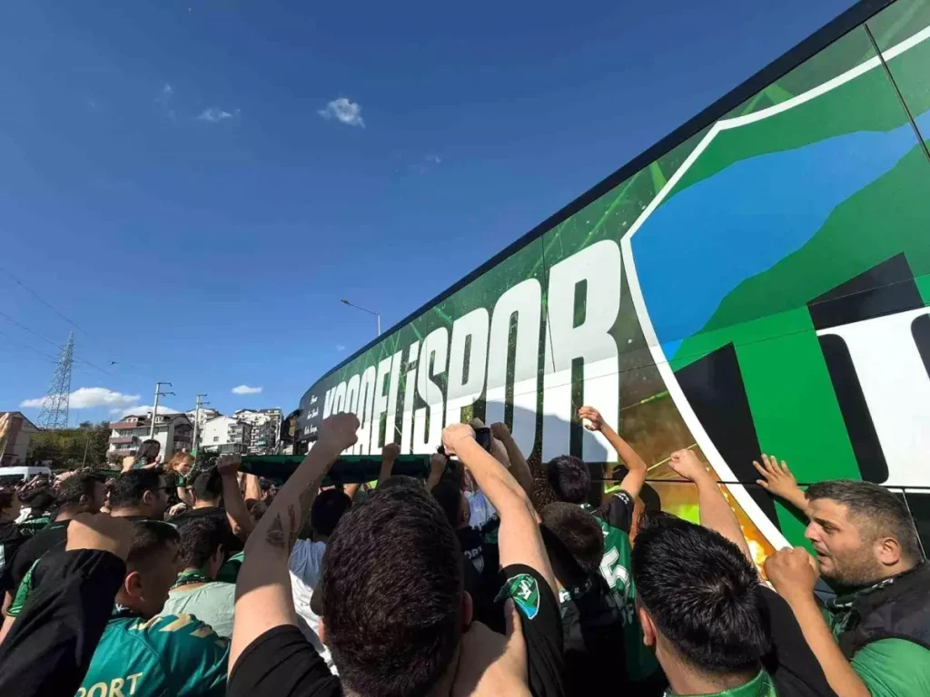 “Kocaelispor Taraftarı Sahaya Düşüyor”