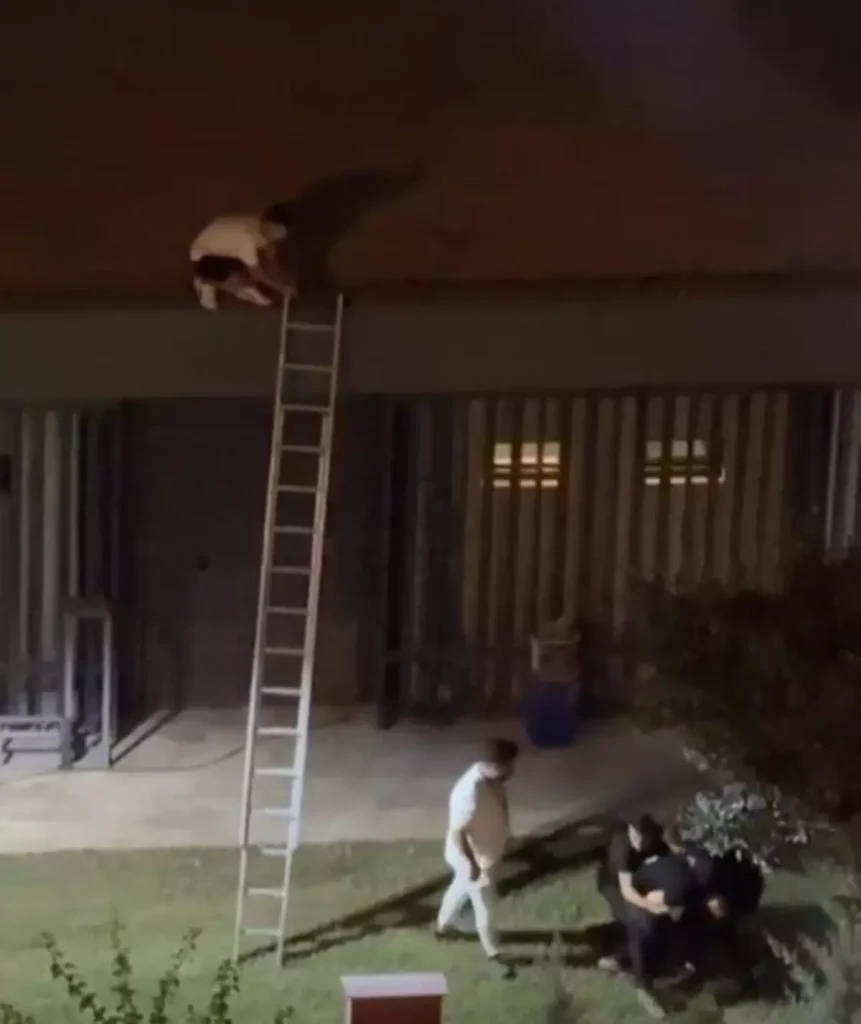 Güvenlik Görevlisinden Gençlere Şiddet