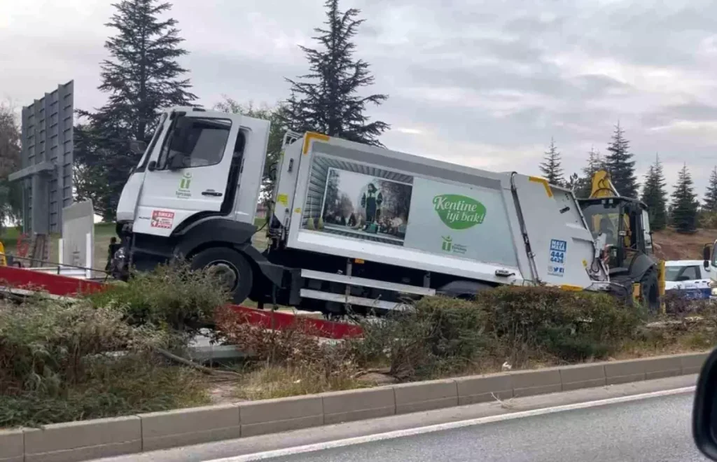 Eskişehir’de Çöp Kamyonu Kazası: Ağaçlar Yatırıldı