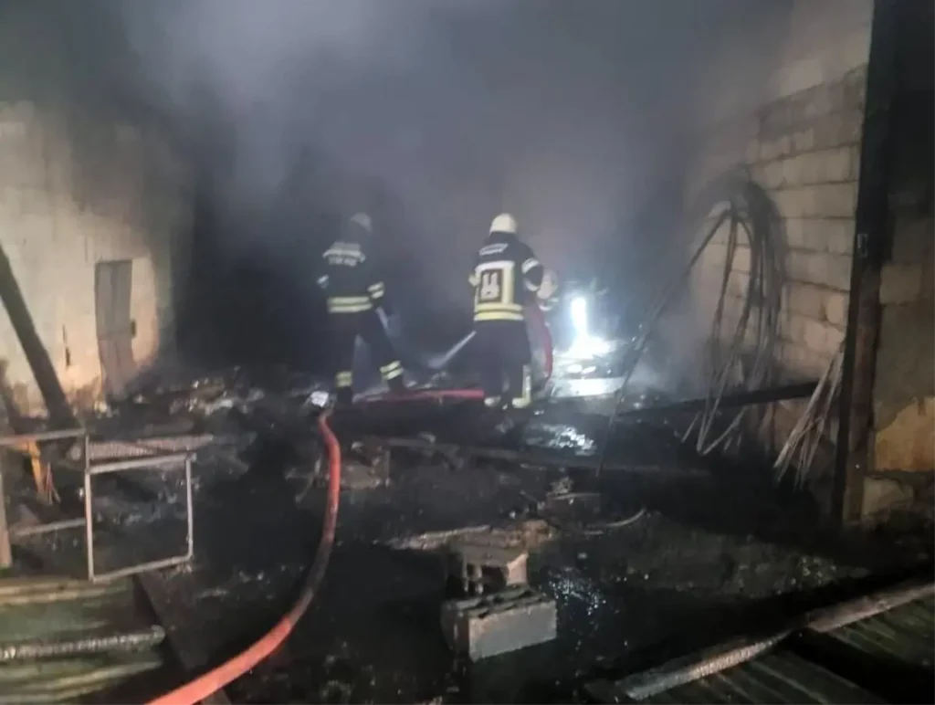 Elektrik Telleri Köyü Kül Etti: Erzurum’da Depo Yangını