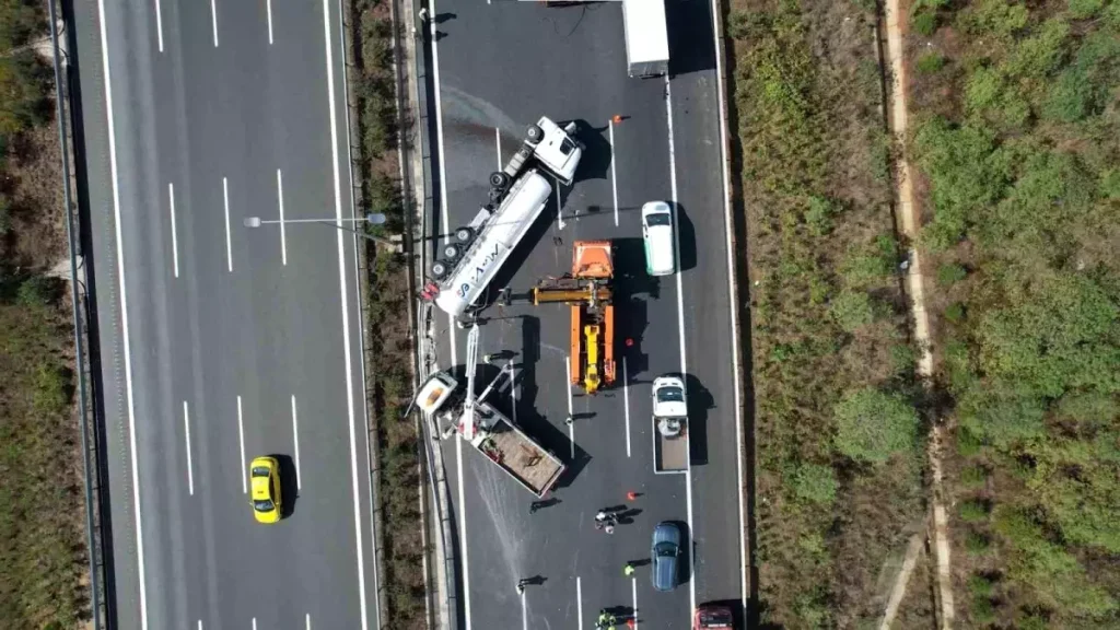 İstanbul’da Tır Devrildi: Kuzey Marmara Otoyolu Trafiği Kilitlendi