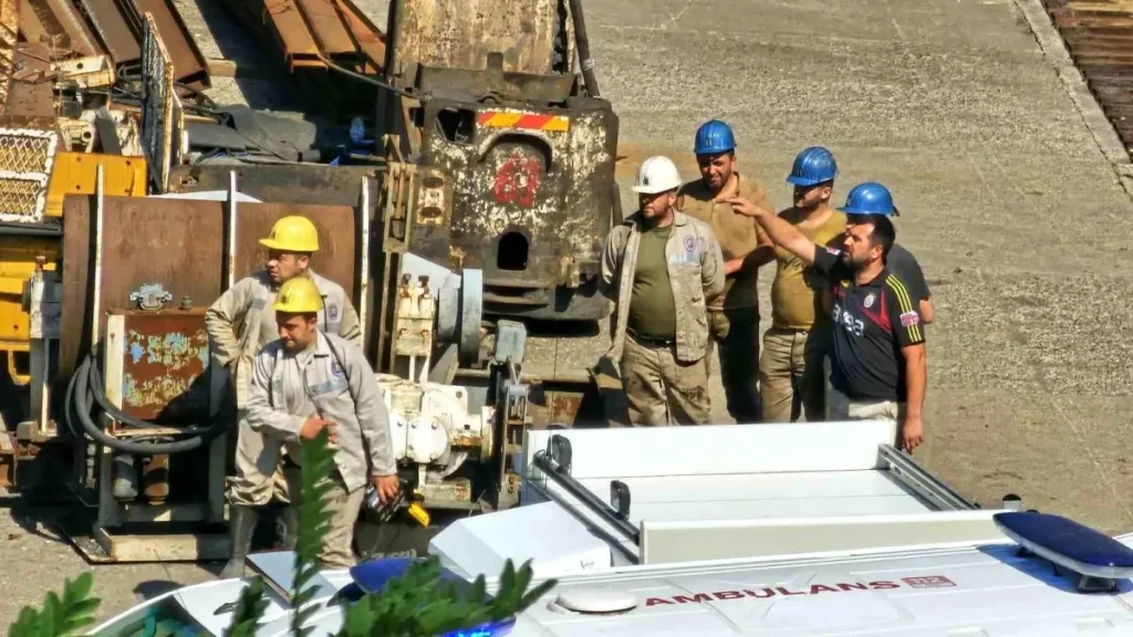 Maden Ocağında Göçük: 2 İşçi Kurtarılmayı Bekliyor