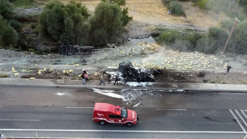 Tır Otobüse Çarptı, İstinat Duvarına Çarpıp Yandı