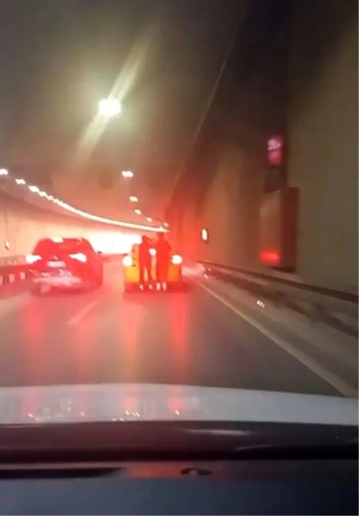 Korku Dolu Yolculuk: Patenli Gençler Taksiye Tutundu