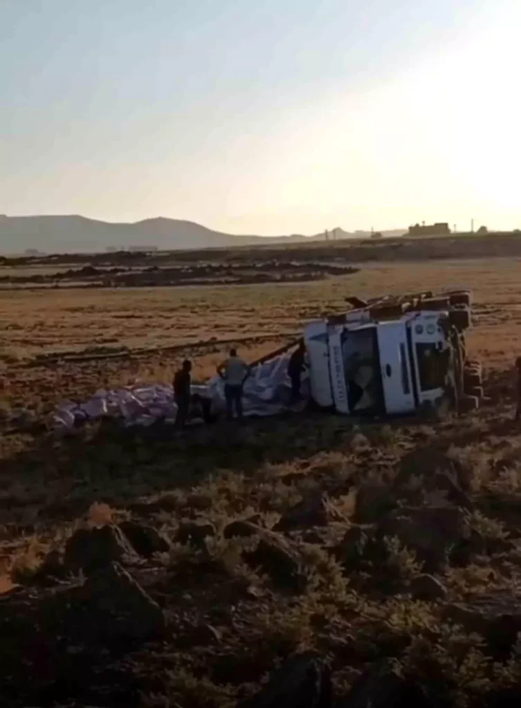 Mardin’de Tır Şarampole Yuvarlandı: 1 Yaralı