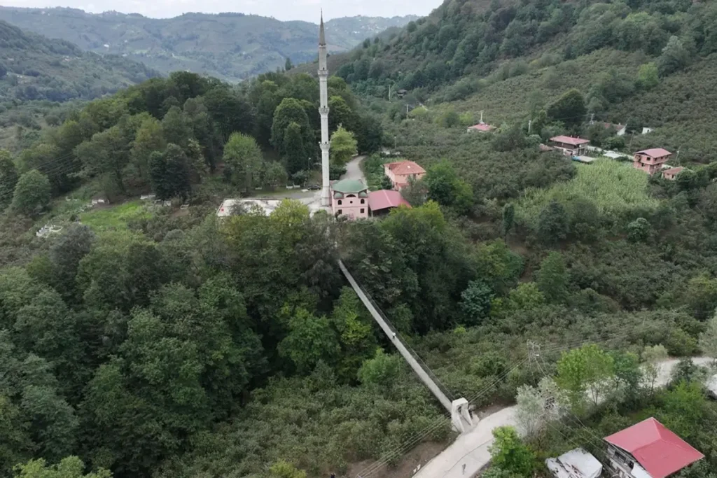 Vatandaşın İsteğini Yerine Getirdi: Asma Köprüyle Mahalleleri Birleştirdi