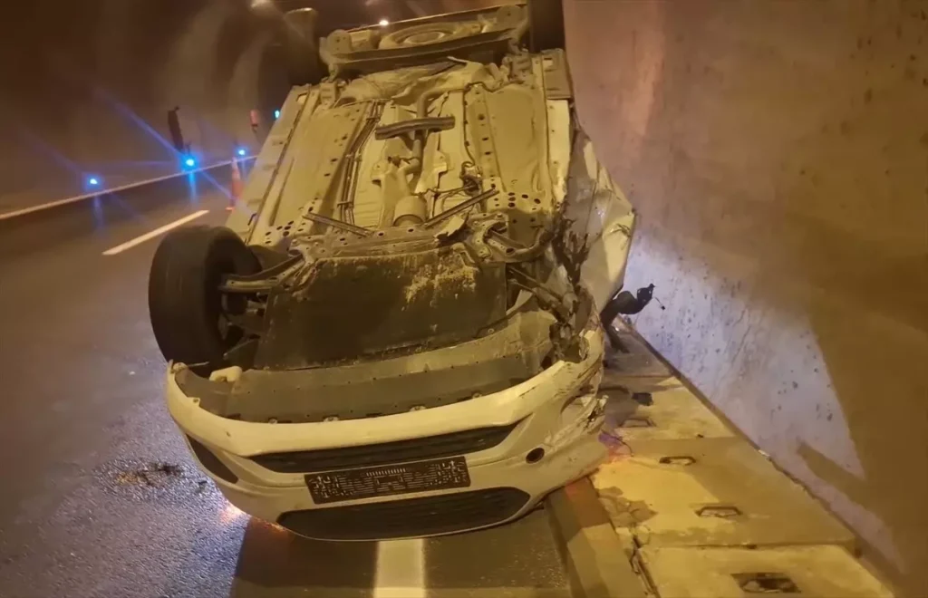 Hafif Ticari Araç Silobasa Çarptı: Sürücü Yaralandı