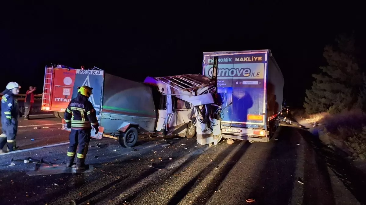 Tarsus’ta Tarım İşçilerini Taşıyan Minibüs Tıra Çarptı: 3 Ölü