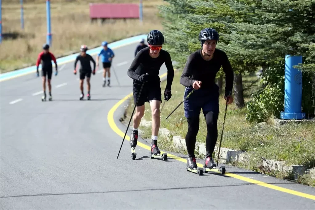 Milli Sporcular Asfaltta Tekerlekli Kayak Antrenmanı Yaptı