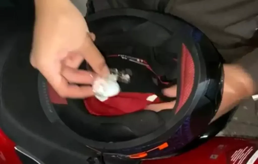 Uyuşturucu Motosiklet Kaskında Gizlenmiş