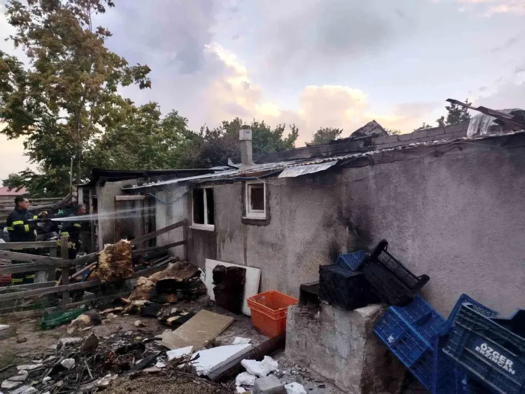 Erzincan’da Odunluk Yangını Kontrol Altına Alındı