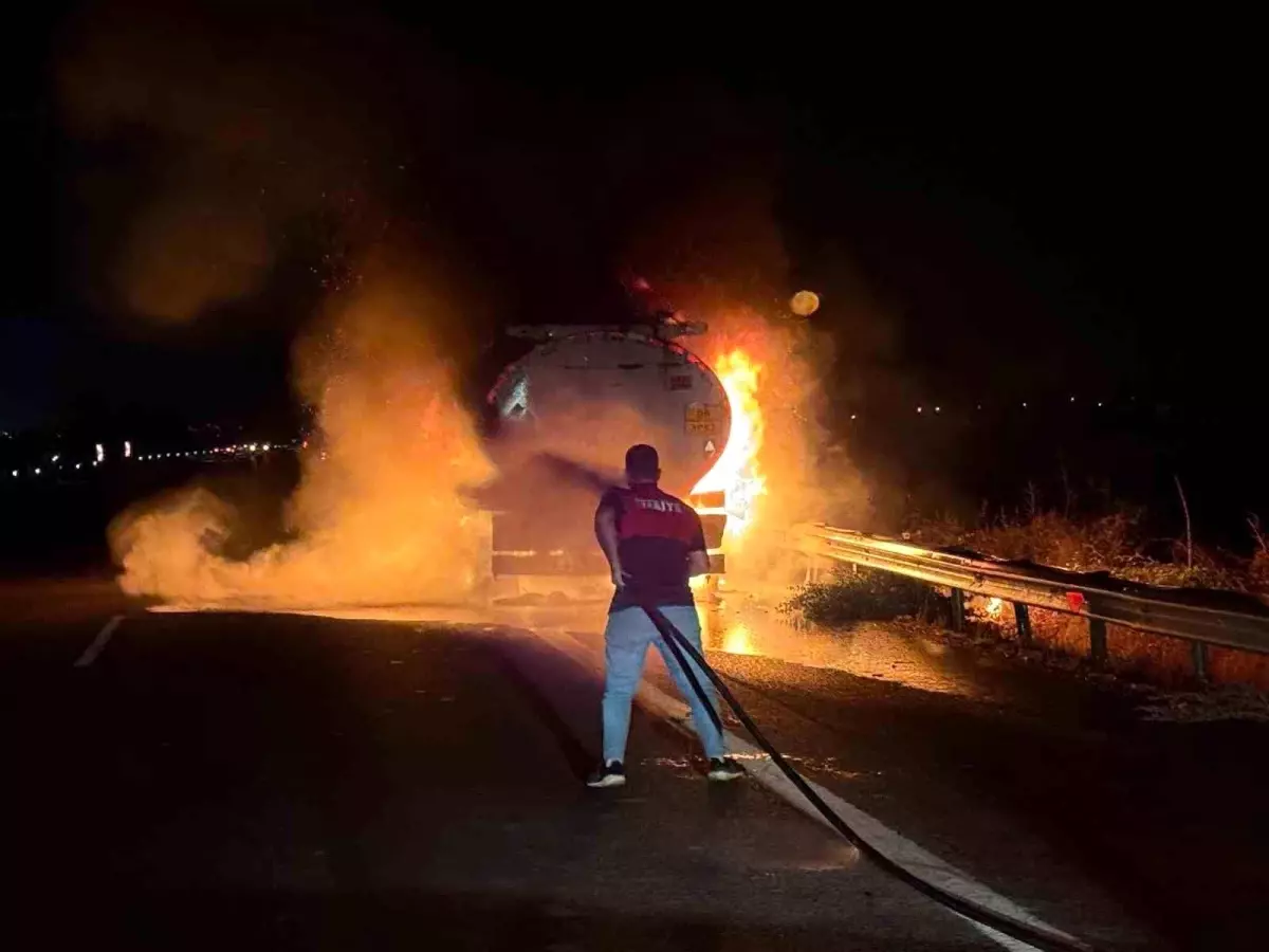 Akaryakıt Tankeri Alev Aldı, İtfaiye Müdahale Etti