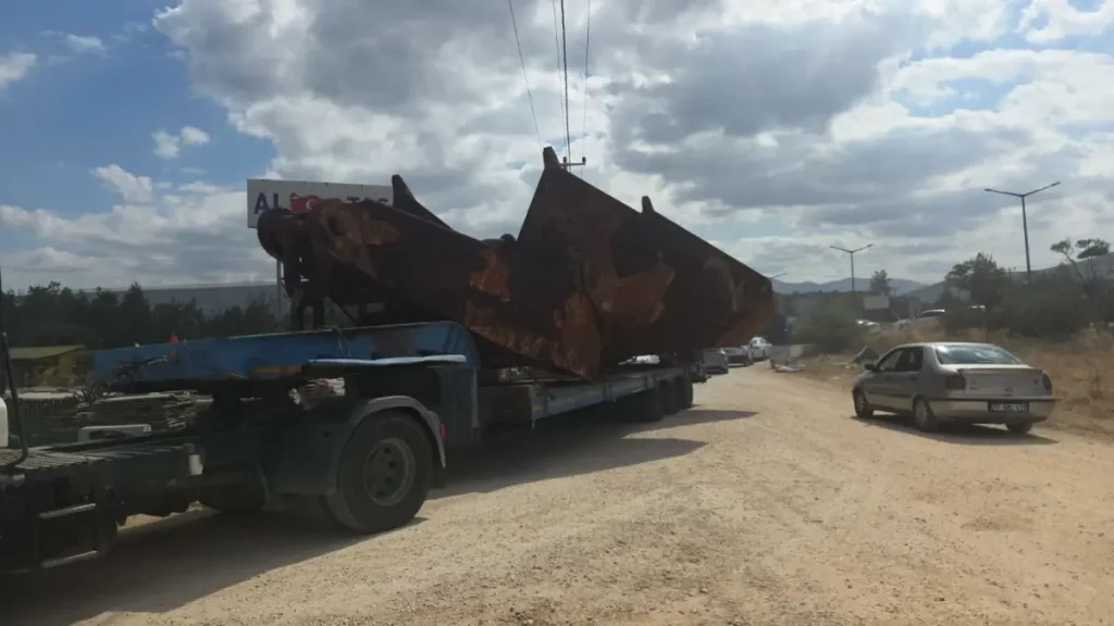 TIR’a Çarpan Otobüste 3 Yaralı