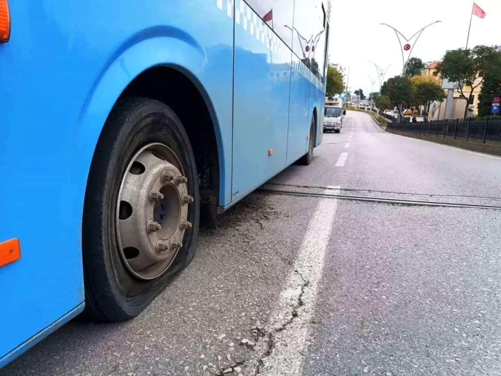 Seyir Halindeki Otobüsün Lastiği Patladı