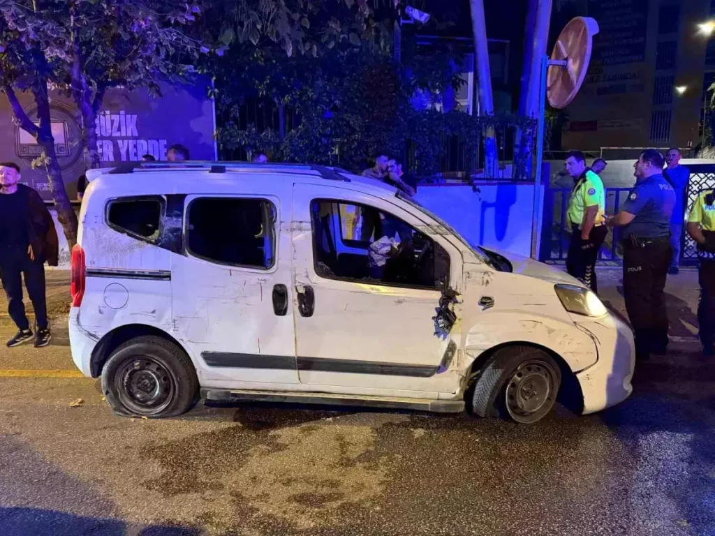 Trafik Kazası: Otomobil 100 Metre Sürüklenerek Kaldırıma Çarptı