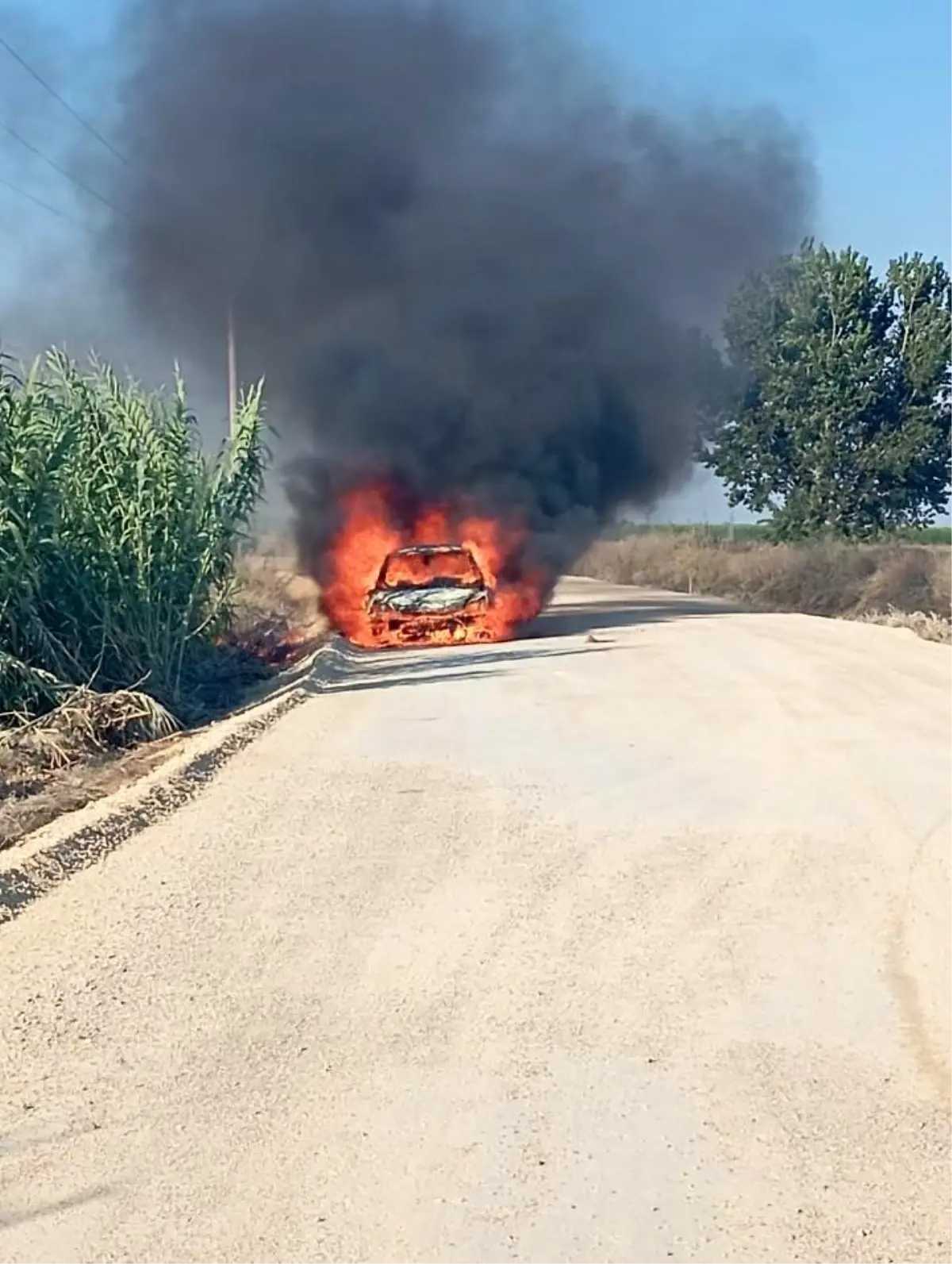 Alevler Otomobili Demir Yığınına Çevirdi