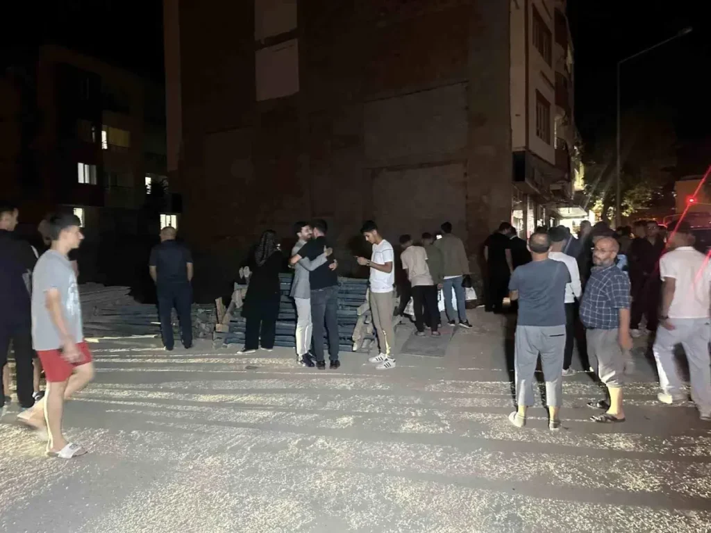 Otomobil İnşaat Temeline Düşerek 4 Kişiyi Yaraladı