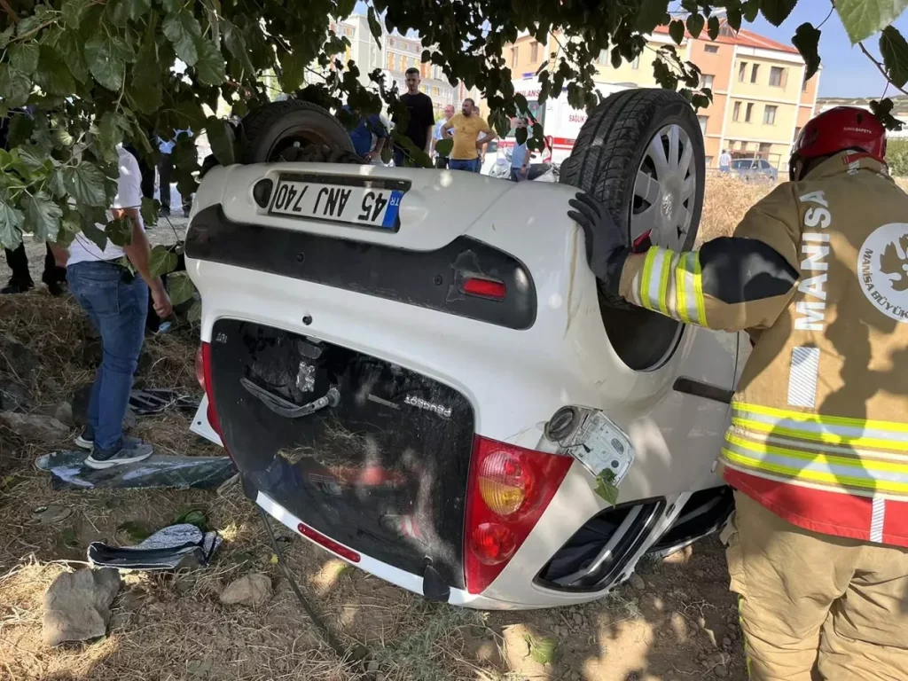 Otomobil Tarlaya Uçtu: Sürücü ve Torunu Hafif Yaralandı