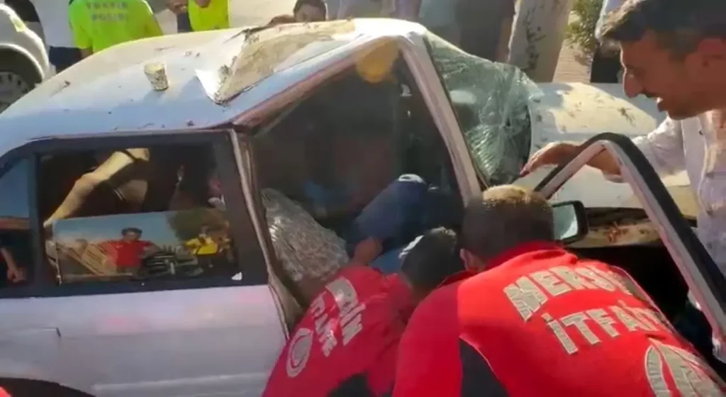 Mersin’de Otomobil Kaldırıma Çıkıp Ağaca Çarptı: 2 Yaralı