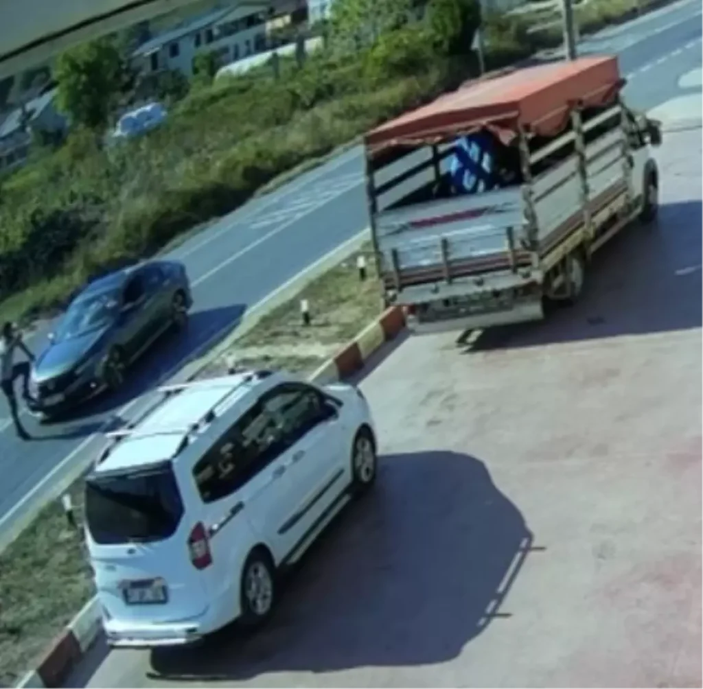 Kandıra’da Otomobil Yayaya Çarptı: Kaza Kamerada!