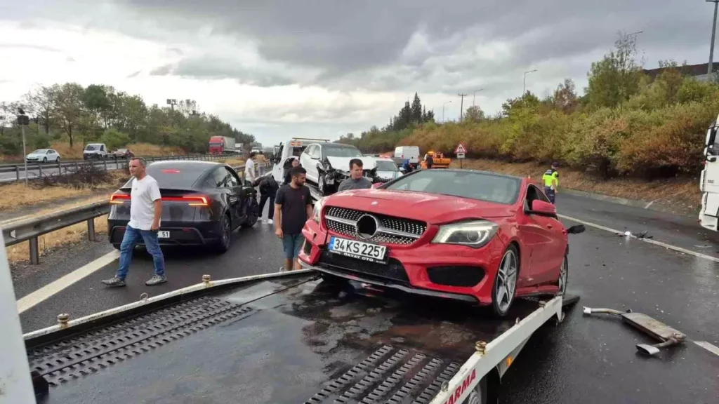 Trafiği Felç Eden Kazalarda 1 Kişi Hayatını Kaybetti