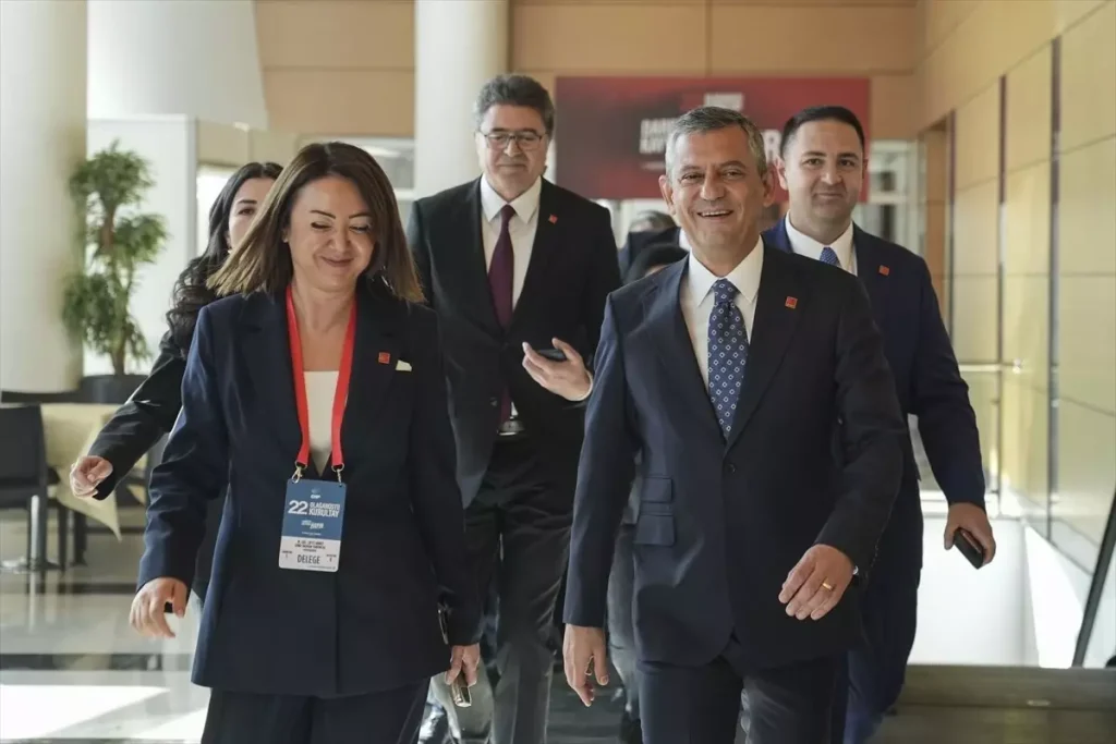 CHP Genel Başkanı Özgür Özel, Yeniden Genel Başkan Seçildi