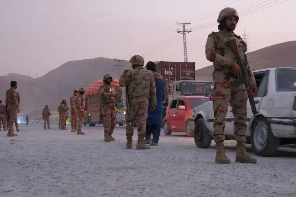 Pakistan’da Askeri Konvoya Pusu: 12 Asker Öldü