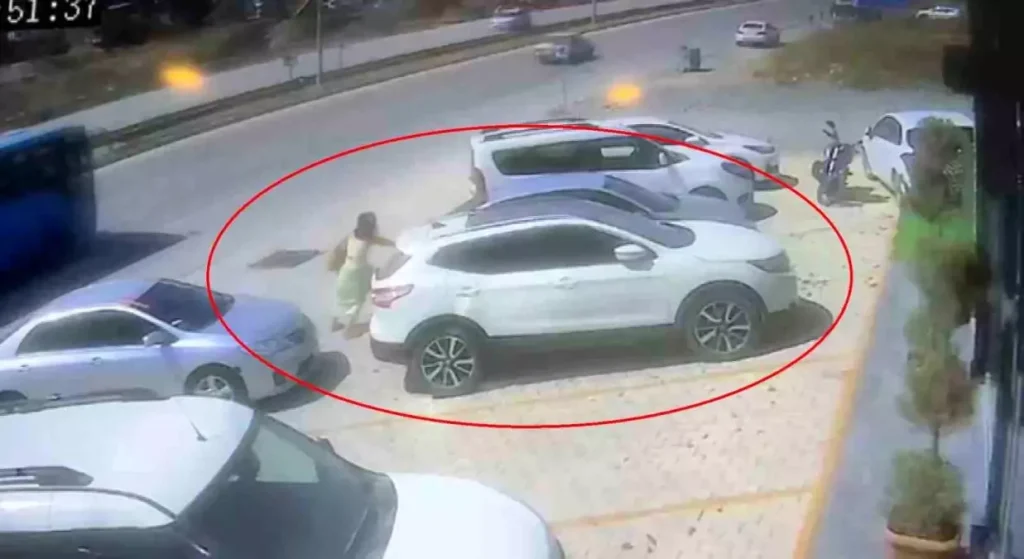 Hatay’da Kadın Tek Eliyle Aracı Durdurdu