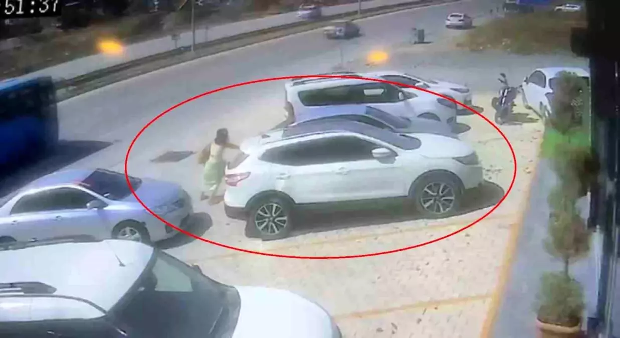 Hatay’da Kadın Tek Eliyle Aracı Durdurdu