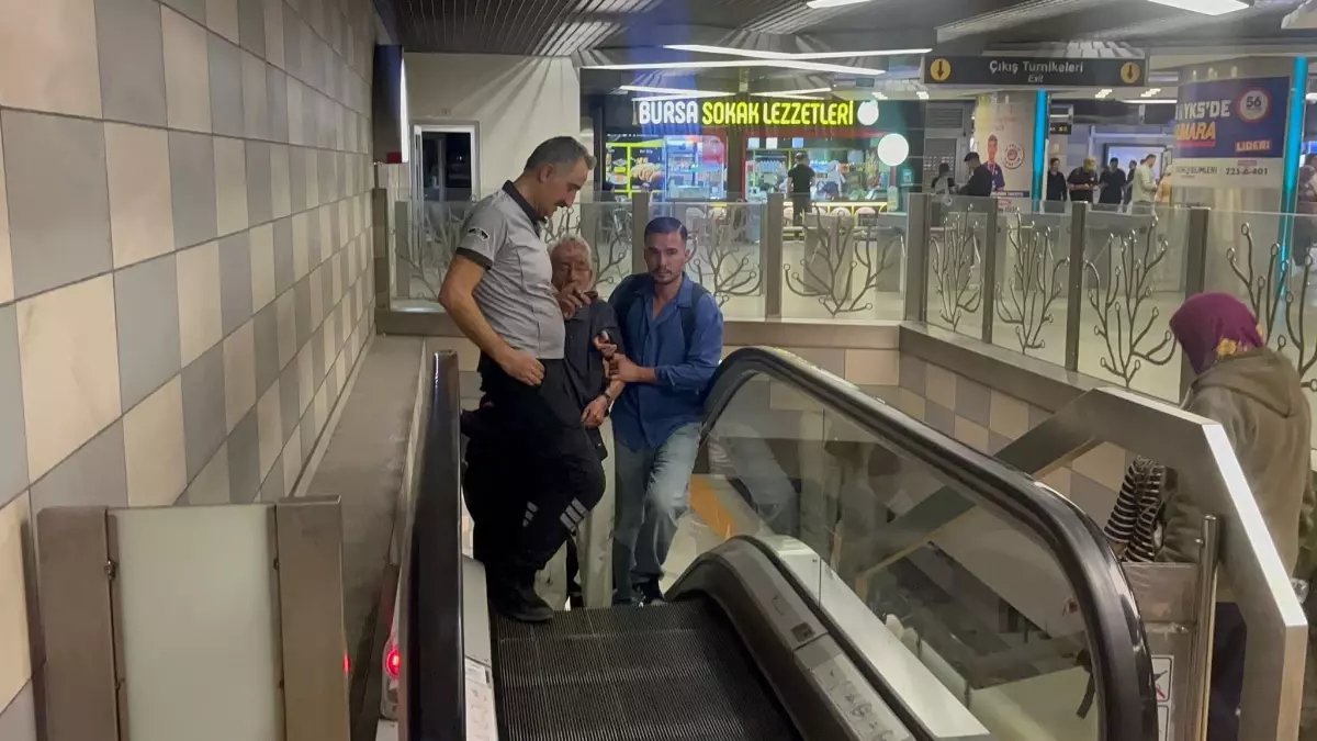 Metro Peronunda Şakalaşan Öğrencilerin Yolduğu Korku