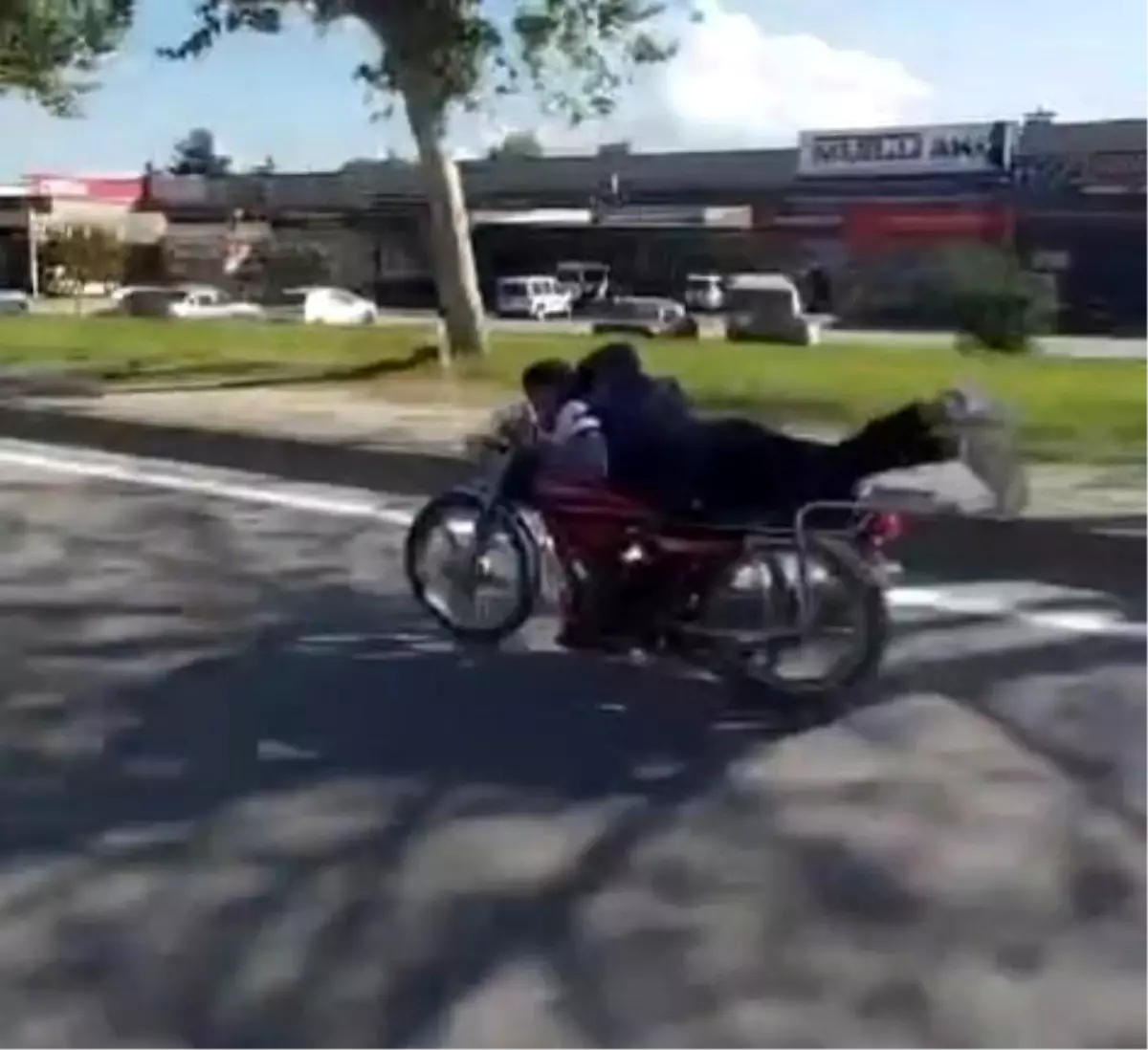 Tehlikeli Motosiklet Sürüşü Trafiği Tehlike Atlatıyor