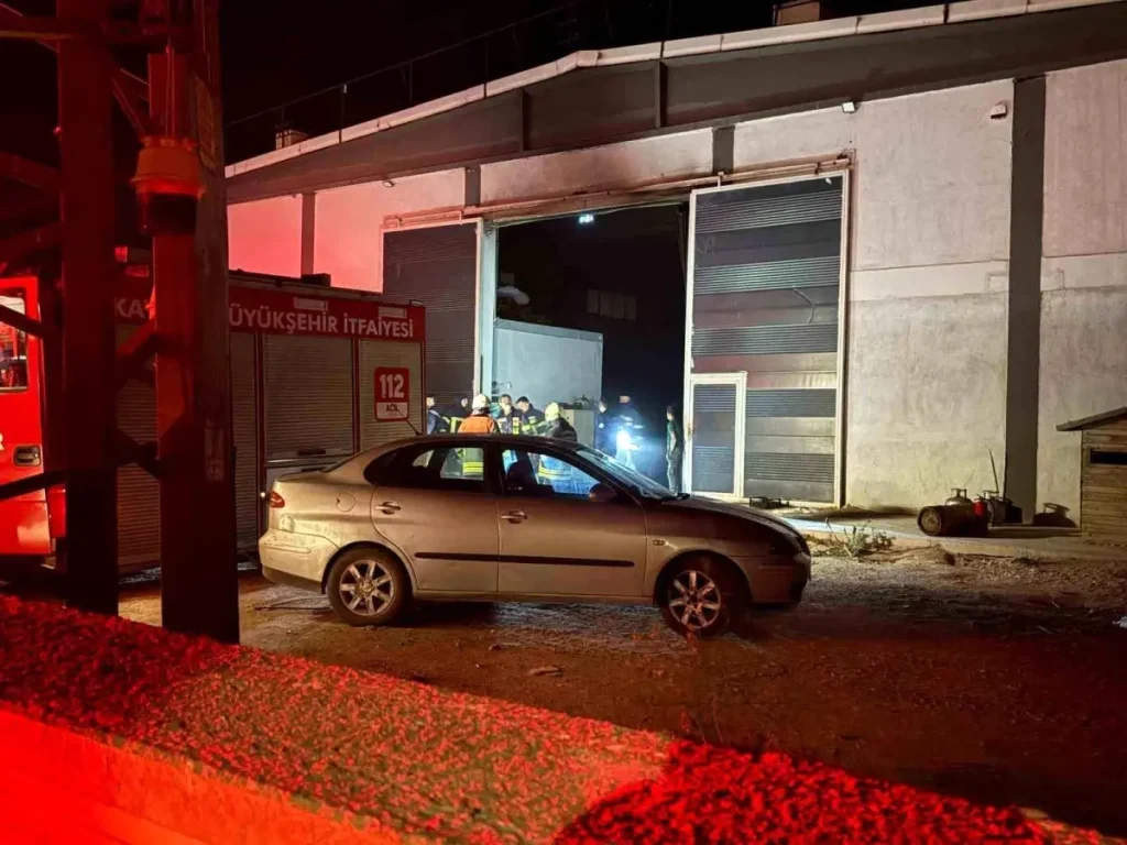 Plastik Fabrikasında Yangın: 1 İşçi Dumandan Etkilendi