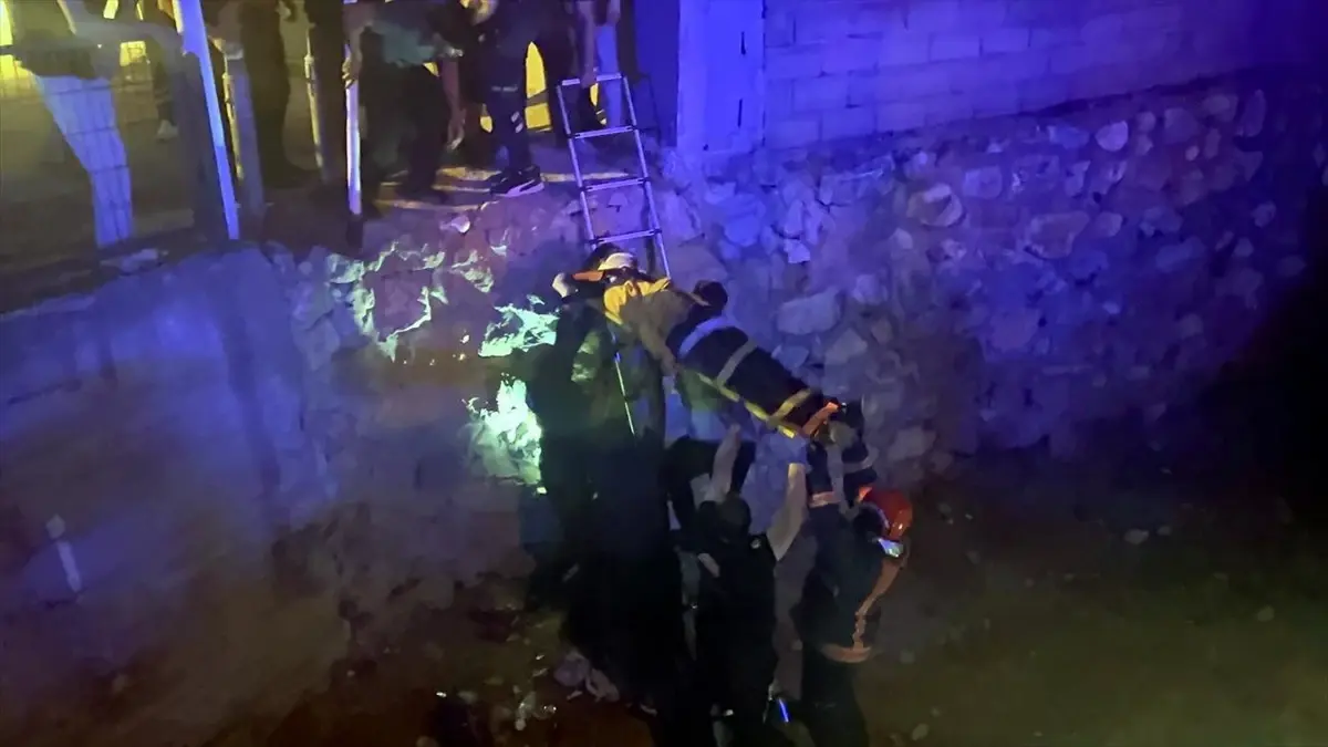 Genç Sürücü Dereye Yuvarlanan Motosikletten Kurtuldu